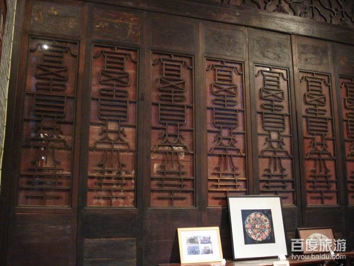 屋于清光绪15年(1889年)落成,是澳门二十世纪初商人卢华绍(卢九)住宅