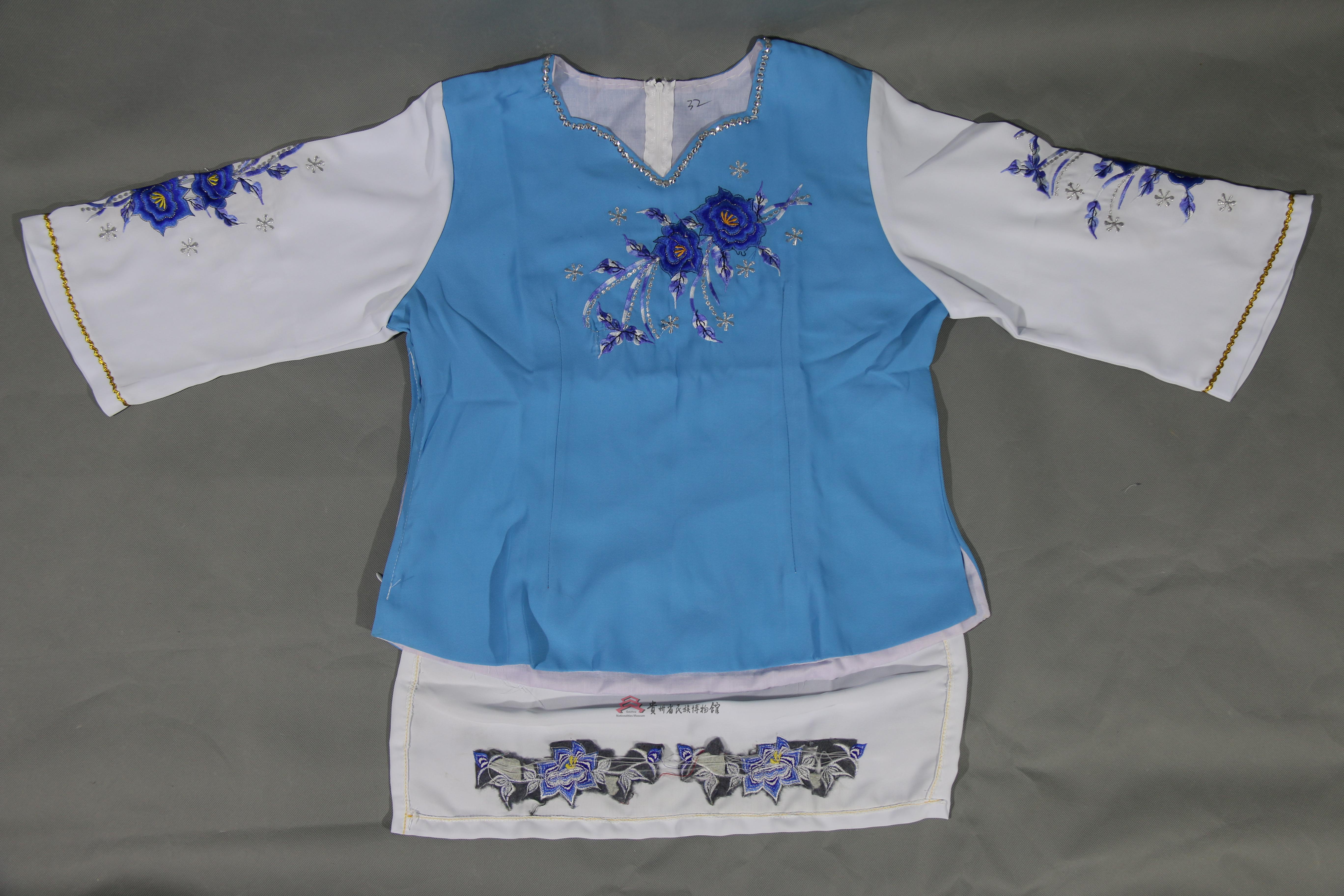 当代水城白族蓝色机绣牡丹花纹套头女上衣