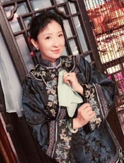  p data-id="gnbsh1h4ej">红花,1月9日出生于中国大陆,中国内地女演员