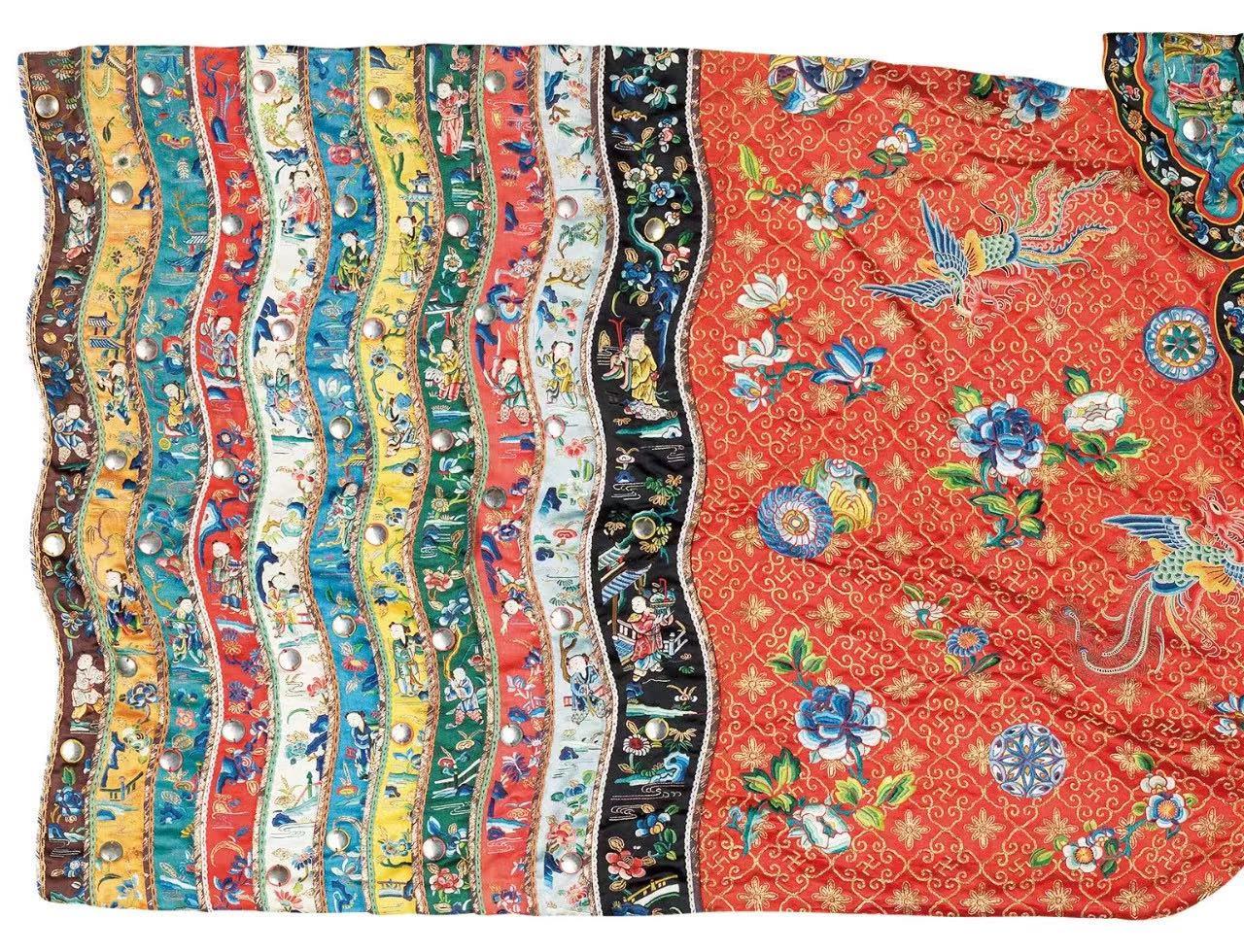 红色缎绣人物花卉纹宫衣