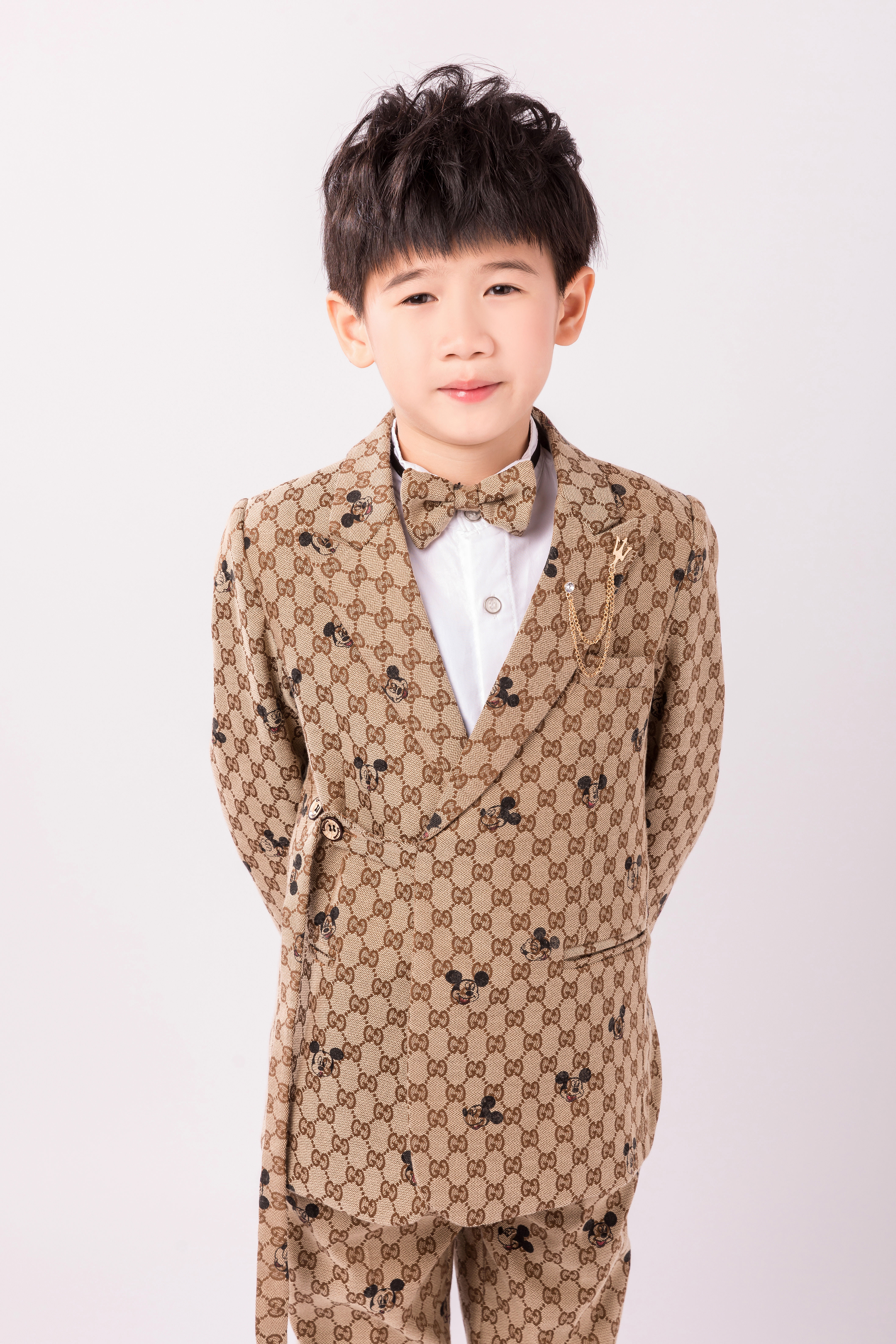  p>邓力玮,小名四爷,2012年5月6日出生于香港,中国内地童星.