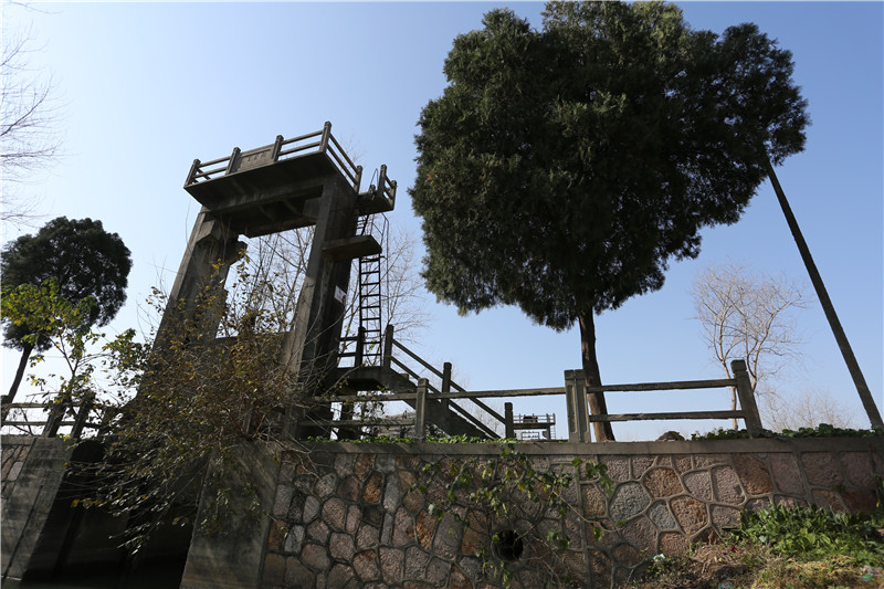  p>樊川三里套闸位于扬州市江都区樊川镇三周社区三里河上. /p>