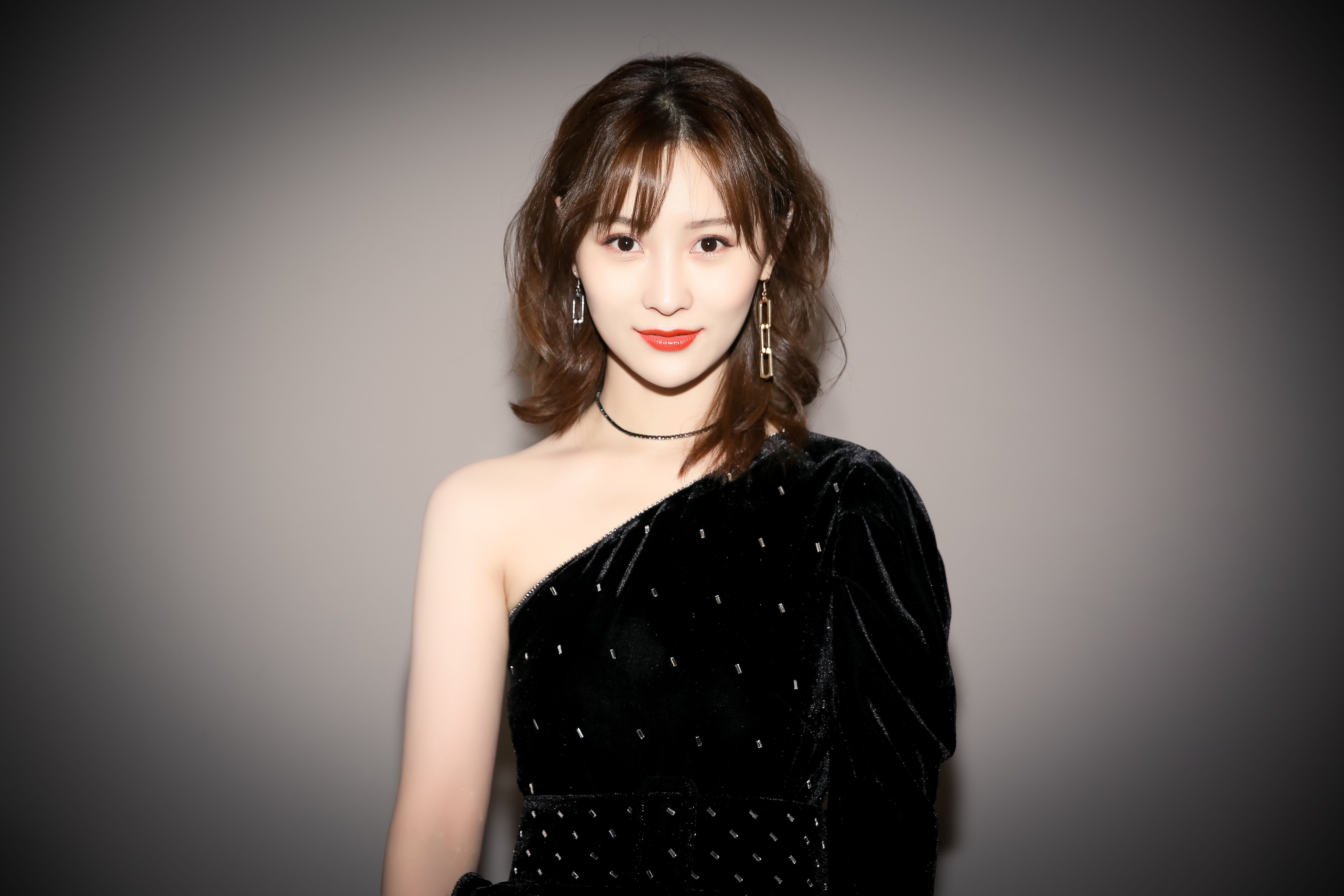 原名张娜,1990年6月22日出生于湖北省武汉市,中国内地女演员,毕业于 a