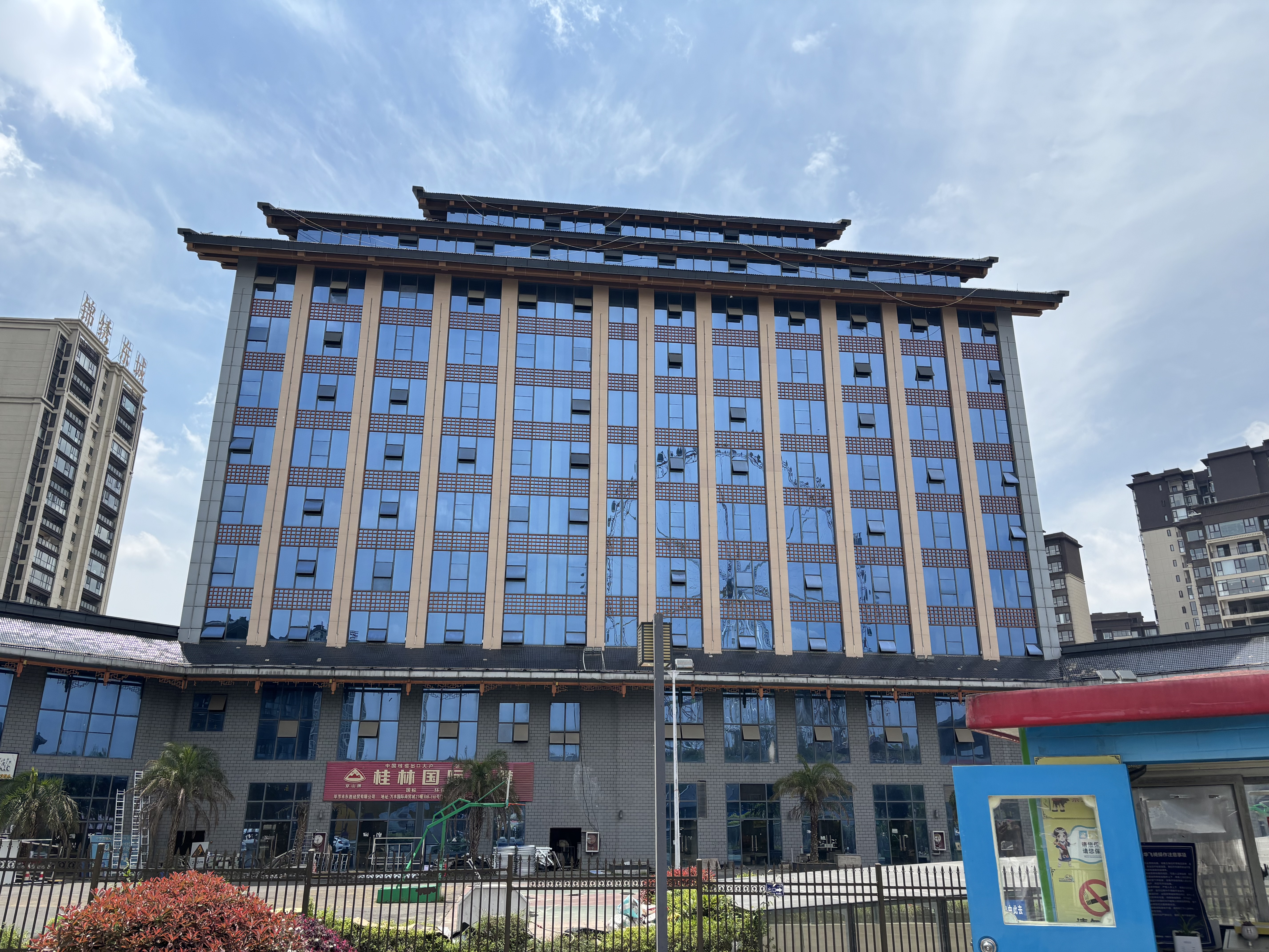 uicisqsgeejp">贵州夜郎西民族乐园位于贵州省毕节市金海湖新区职教城