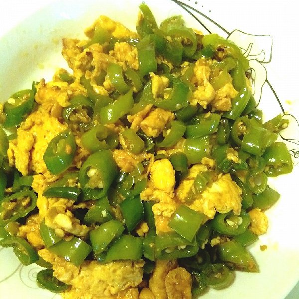  p>杭椒炒鸡蛋是一款菜品,制作原料主要有杭椒,鸡蛋等. /p>
