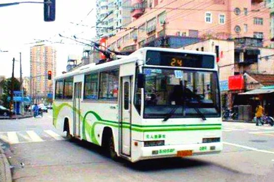 data-lemmaid="127743">上海市中心的一条无轨电车线路,开通于