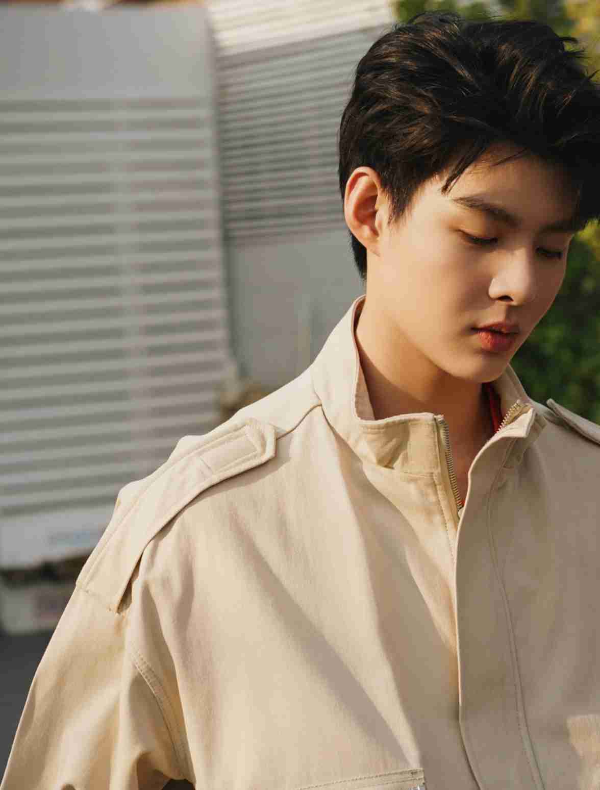 1998年4月17日出生于泰国桐艾府(达叻府),泰国男演员,歌手,毕业于 a