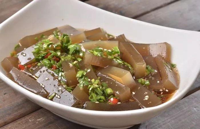  p data-id="swxw8v25g4ss">神叶凉粉俗称神仙叶子凉粉,是用神仙树