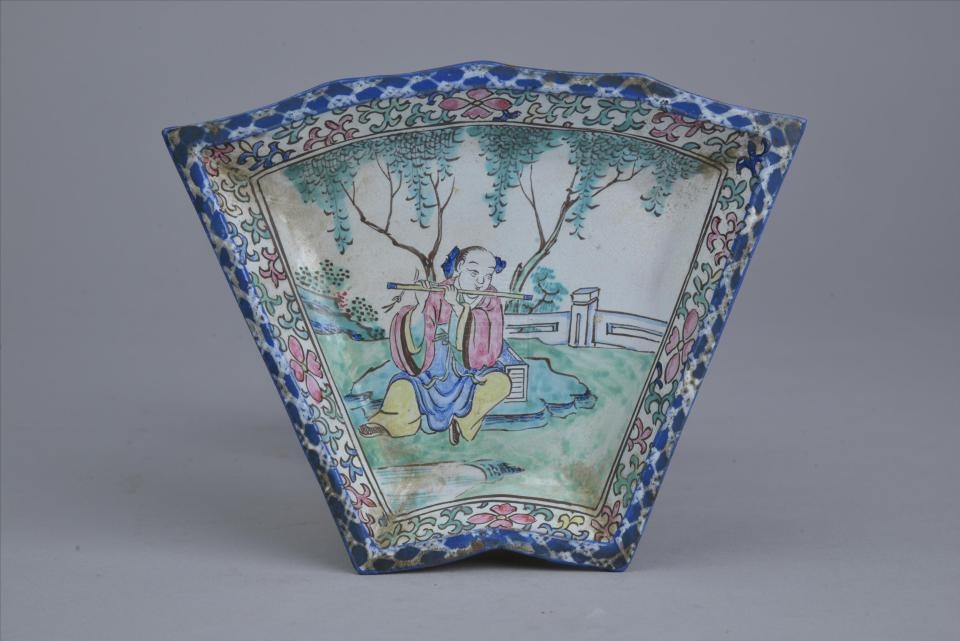 清粉彩八仙图扇形瓷盘