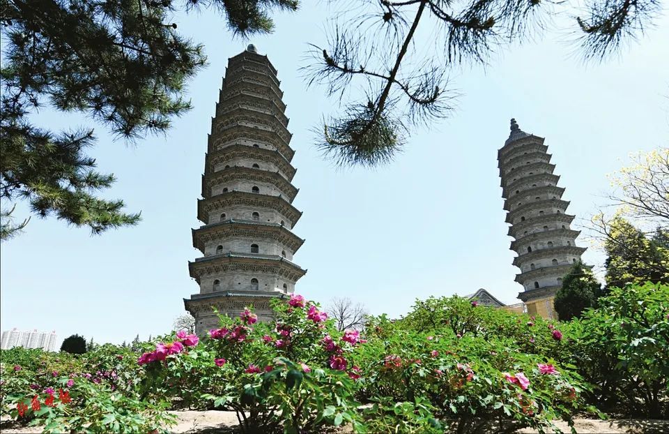 开化寺连理塔在山西太原市西南17公里蒙山脚下.
