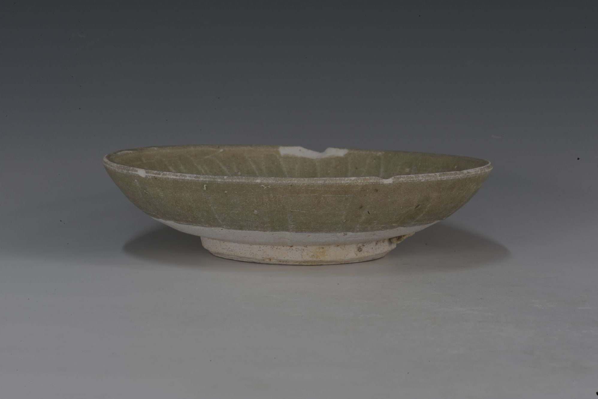 宋代青釉菊瓣纹刻花瓷盘