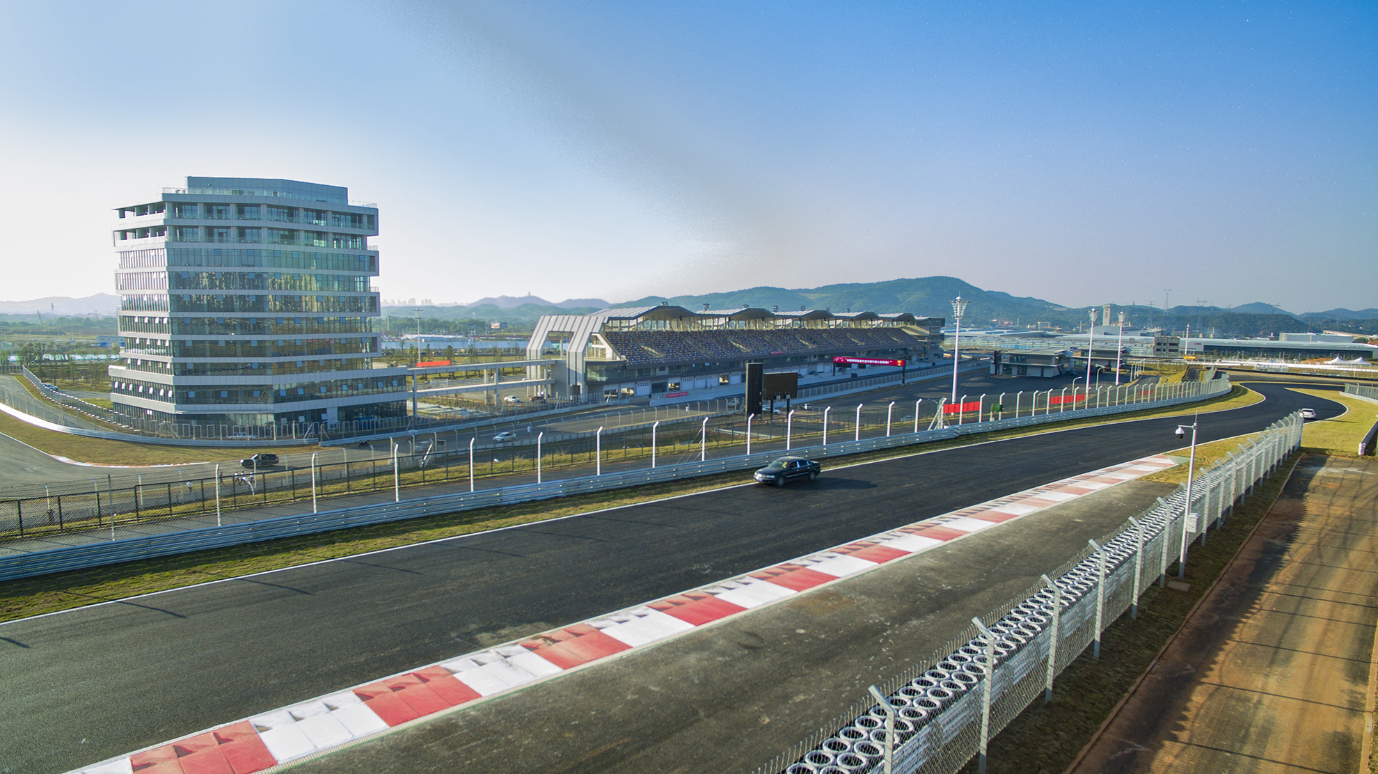 它不但是国内第一个拥有类椭圆形赛道,最大横坡和最大