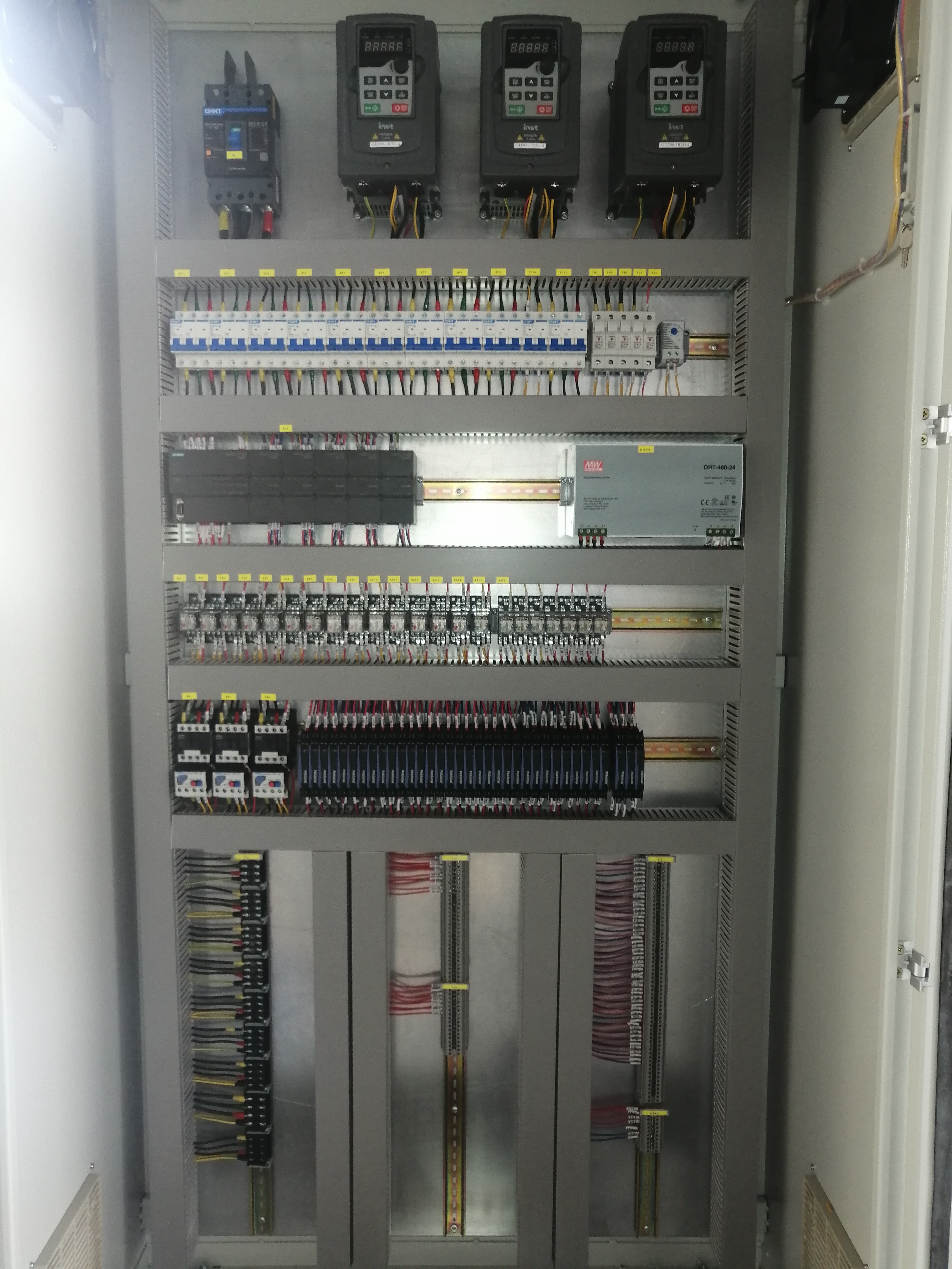  p>是变频器控制柜由于 a target="_blank" href="/item/中央空调系统