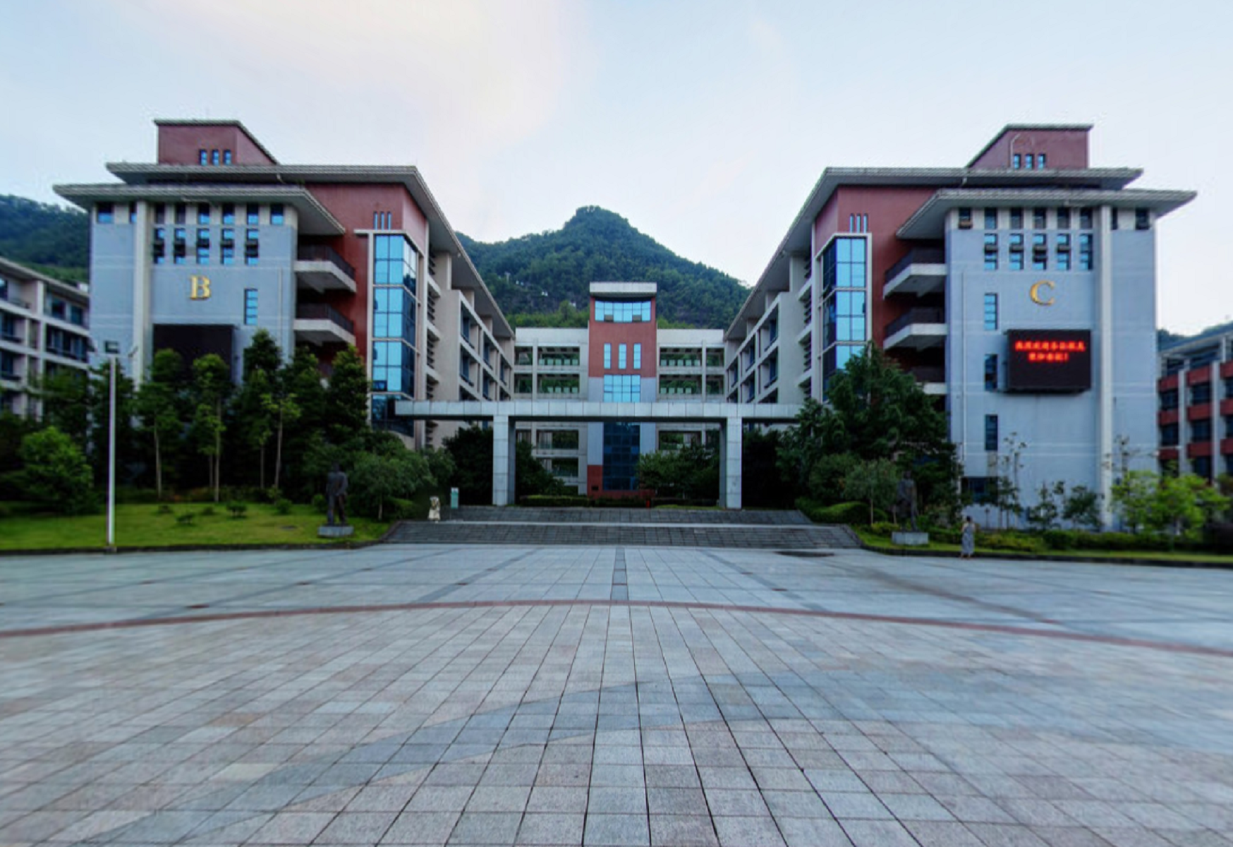大学( i>sichuan international studies university /i>),简称"川外"