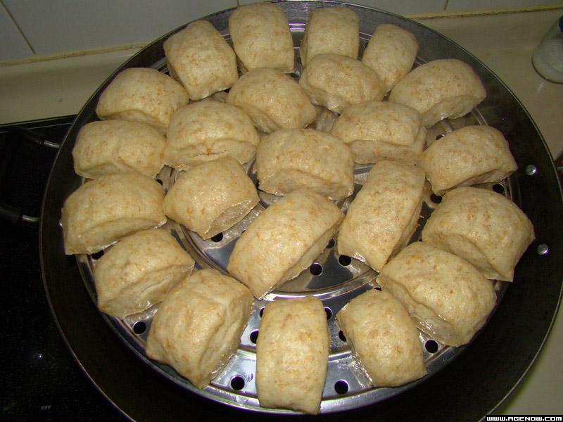  p>黑芝麻核桃小馒头,东北特色小吃,营养丰富,做法考究. /p>