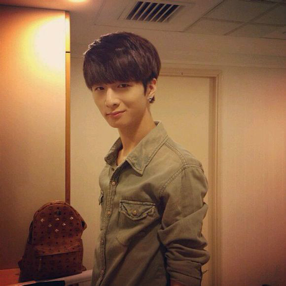  p>郑成河(1996年9月2日),原名郑晟河(2013年12月28日经纪人微博纠正)