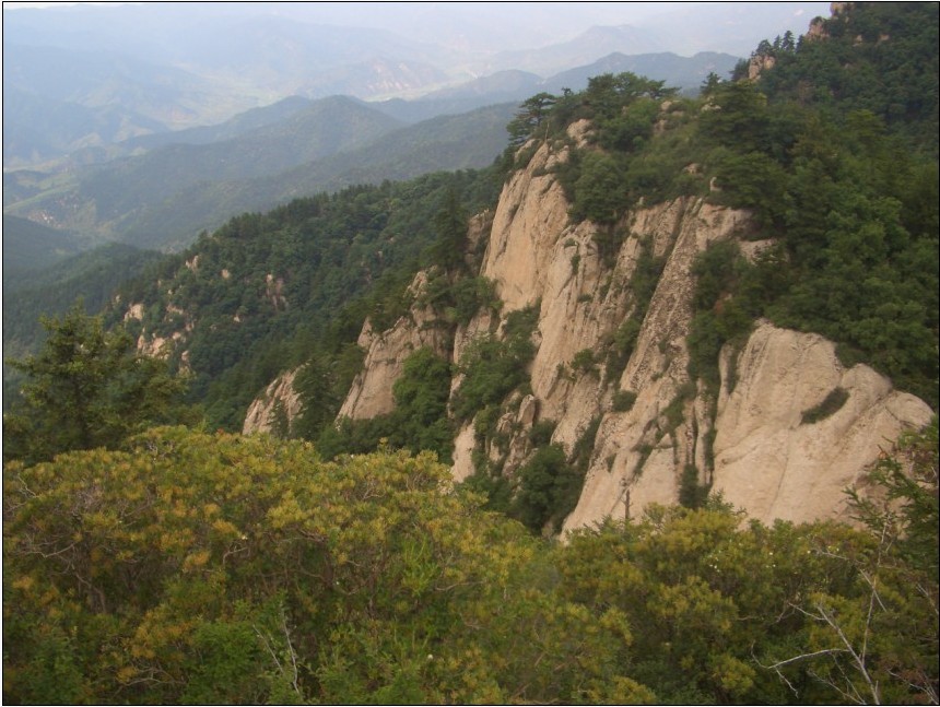 悬崖峭壁,高耸入云,风景秀丽而古称天险.