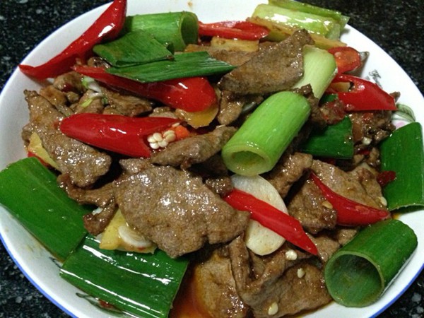 是一道由猪肝,胡萝卜,黄瓜等为主要食材做成的菜品,属于川味家常菜