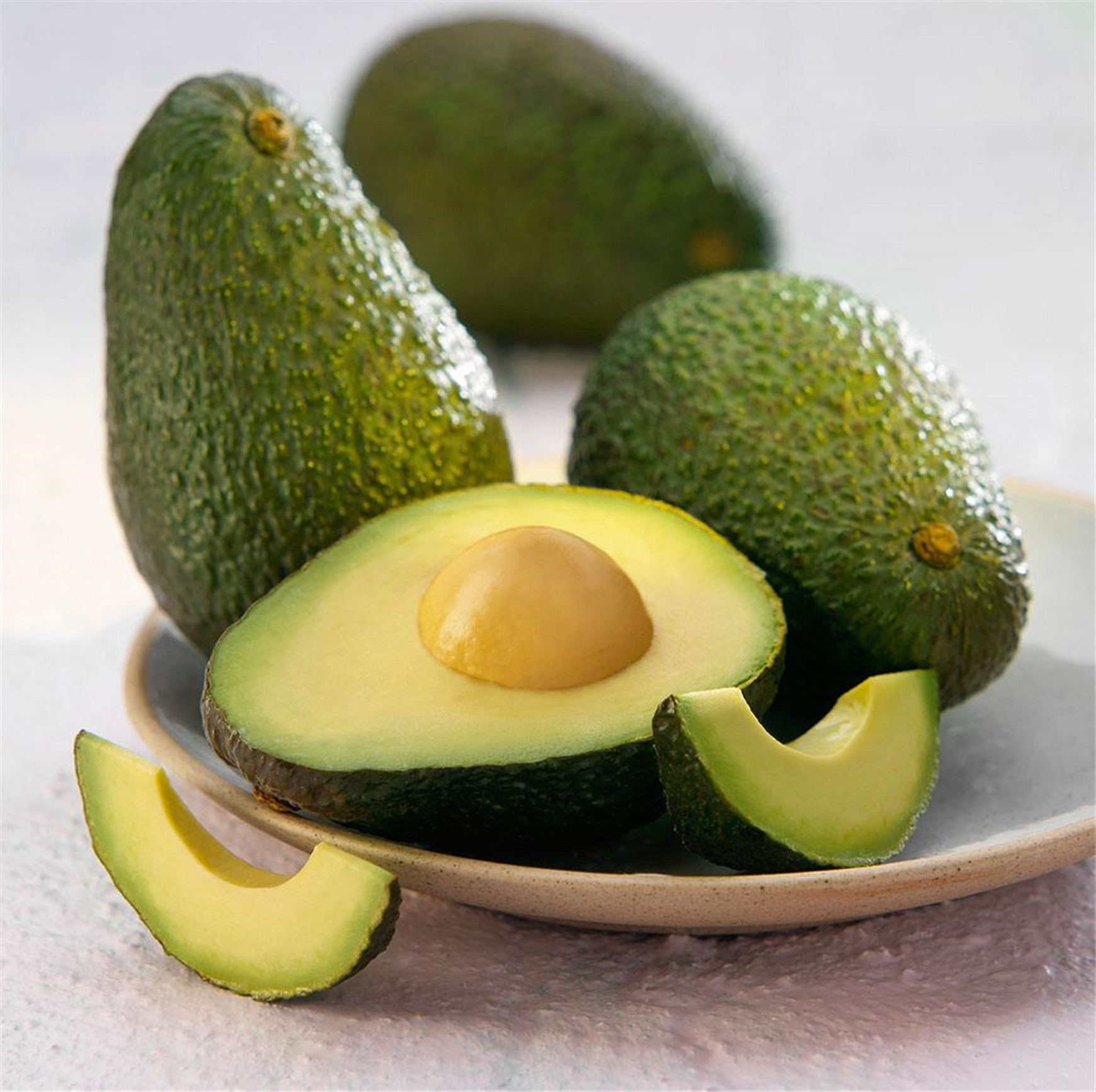 是樟科鳄梨属植物,常绿乔木,耐阴植物.