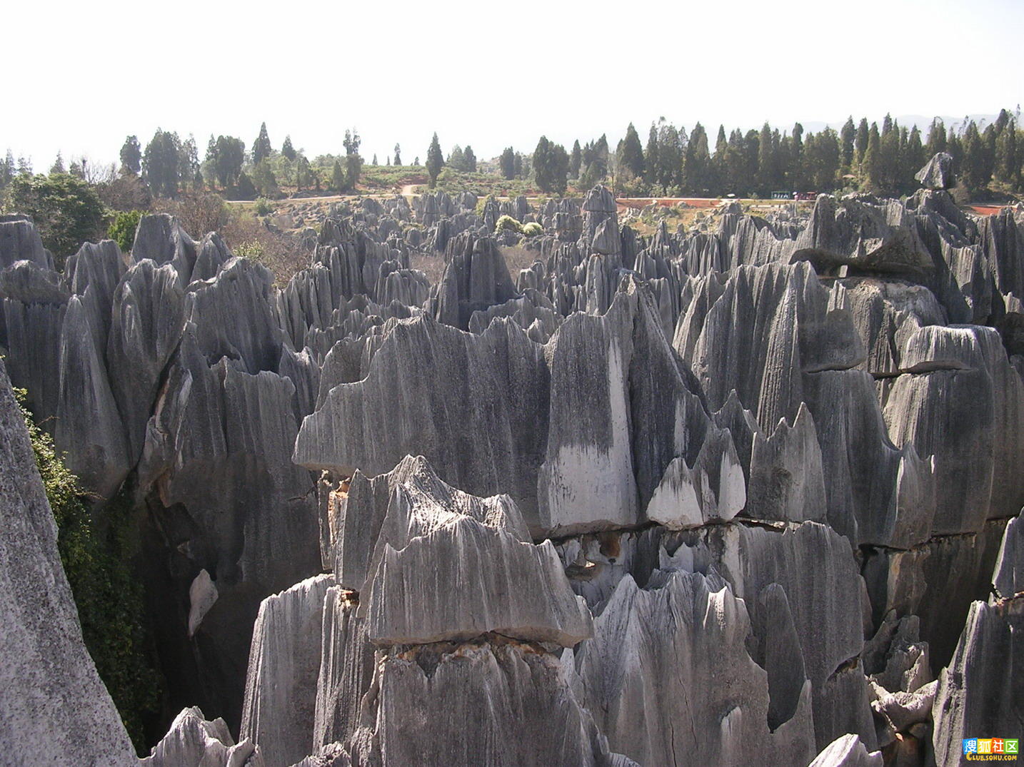  p>喀斯特地貌(karst landform),是地下水与地表水对可溶性岩石溶蚀与