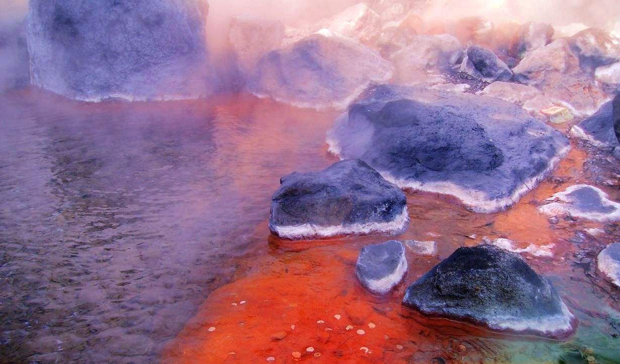  p>血池温泉 i>(英文:blood pond hot spring,日语为jigoku,意为十八