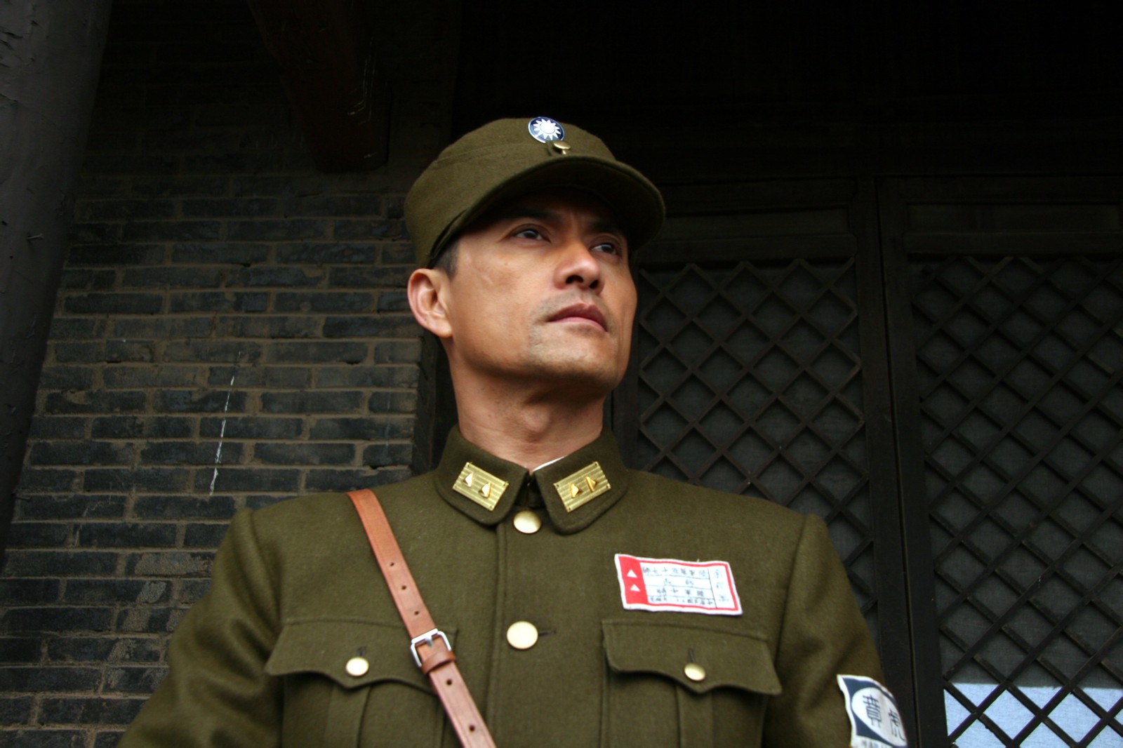 年12月22日生于越南,20世纪60年代从越南迁居香港,中国香港影视男演员