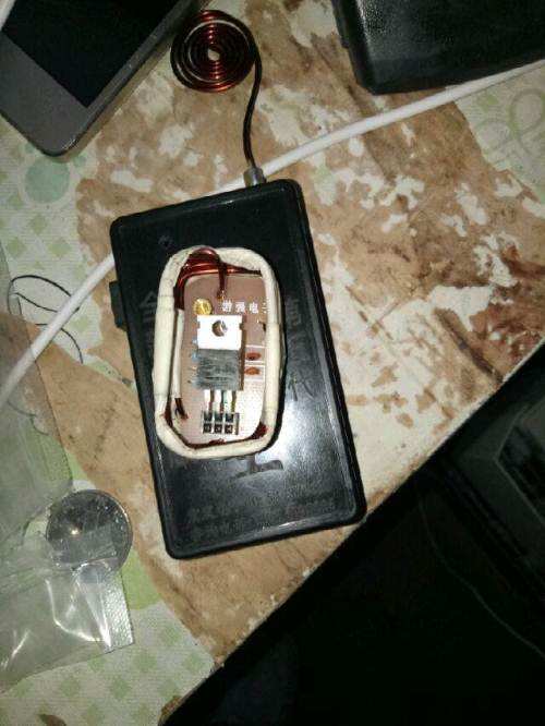  p>退币器,是一个可以干扰游戏机的机器,作用是误以为有硬币通过而