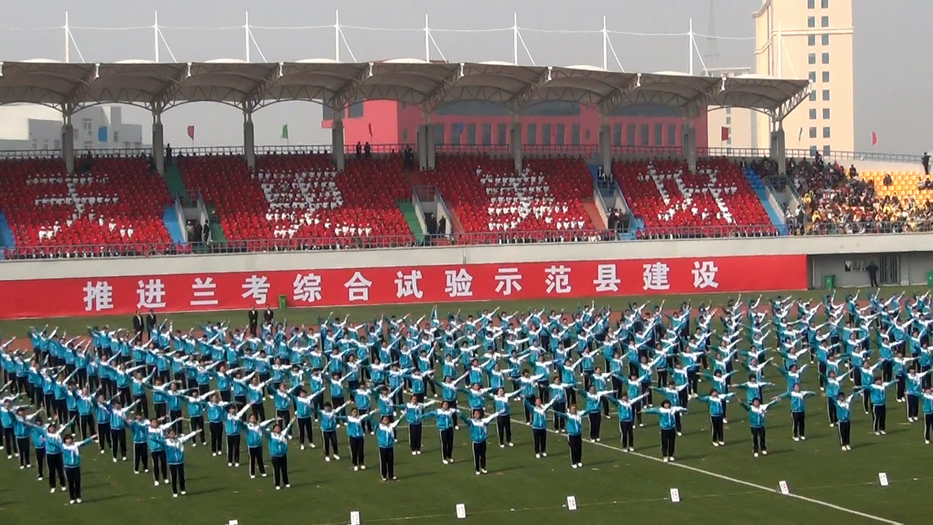  p>兰考县星河中学位于兰考县产业集聚区中州路中段,占地40亩,拥有30