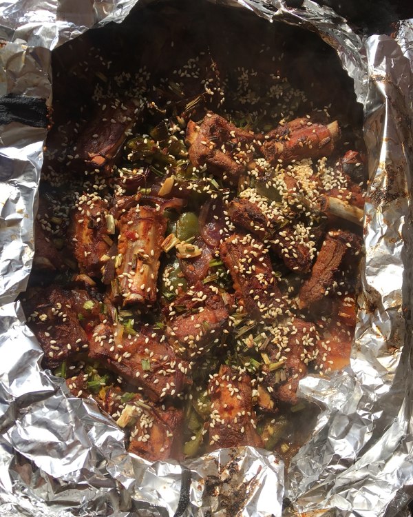 锡纸骨是一道美食,主料有 a target="_blank" href="/item/排骨