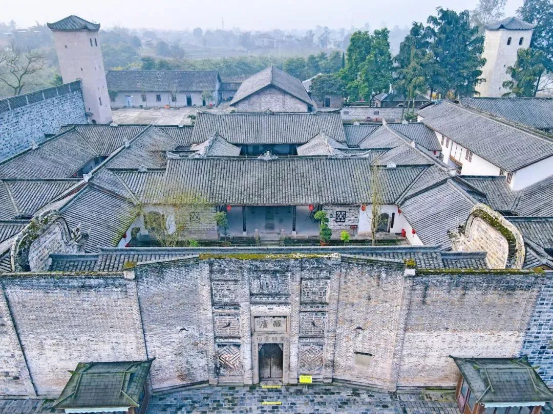 屈氏庄园,又名方洞石牌坊老房子,位于四川省泸州市泸县方洞镇石牌坊村