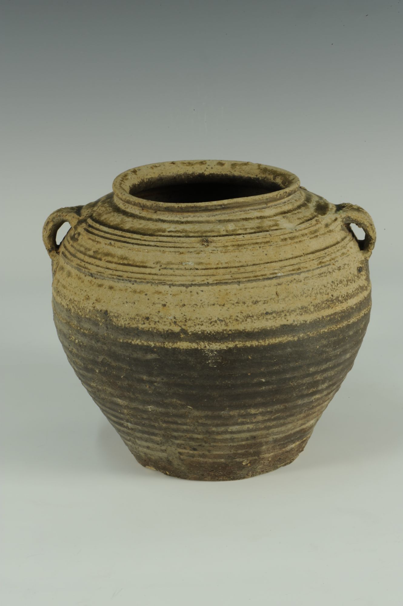 汉代青釉弦纹双耳罐