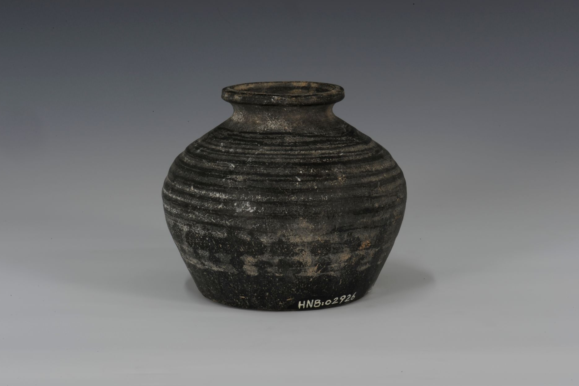 汉代黑陶弦纹罐