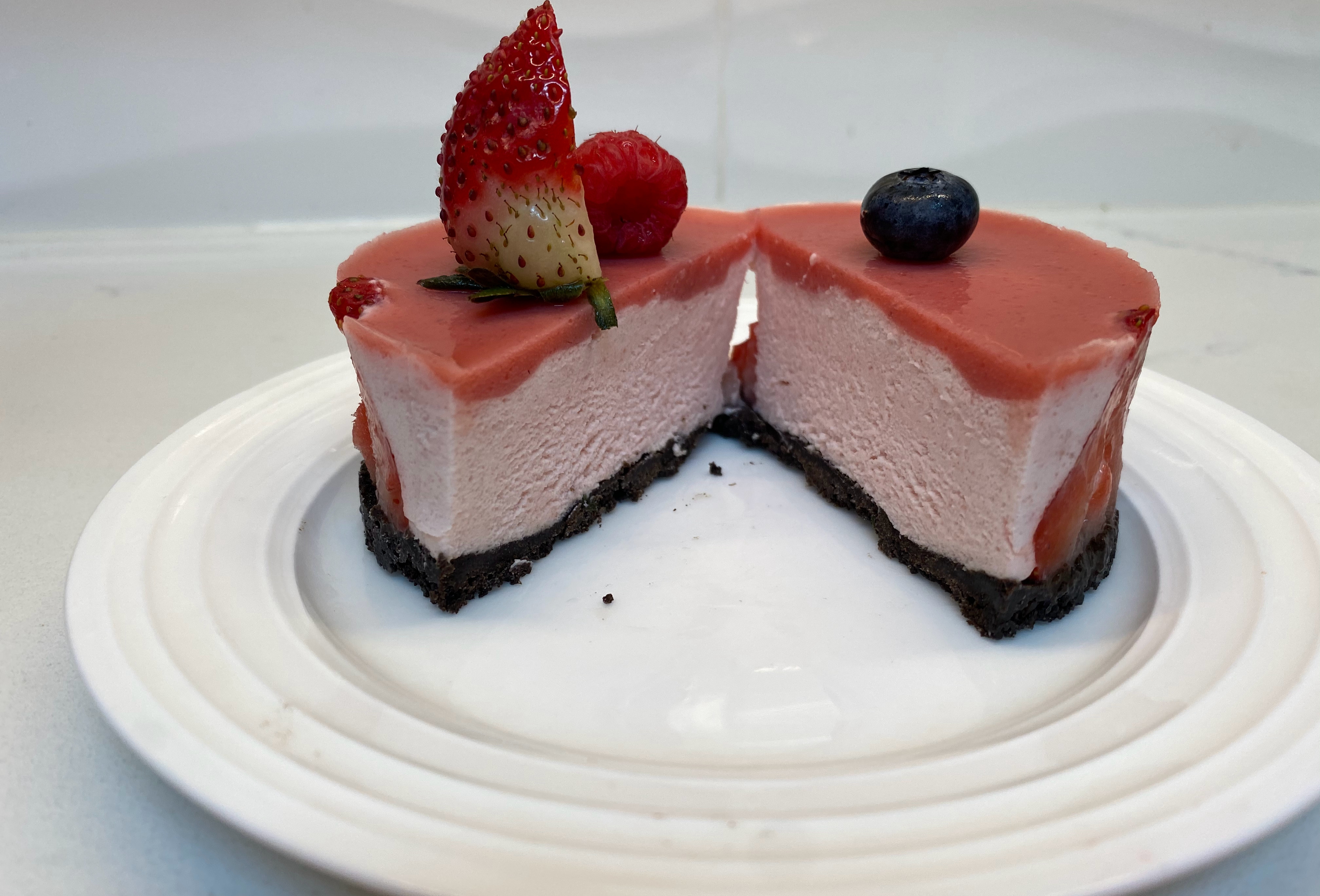  p>草莓慕斯是来源于西方的一种甜品.其性质较布丁更柔软,入口即化.