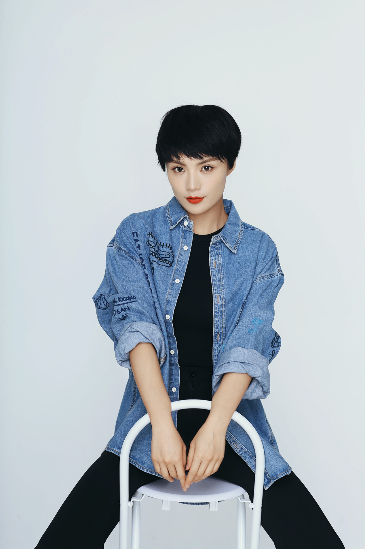  p>赵茜,1992年6月9日出生于内蒙古鄂尔多斯市,毕业于 a target="