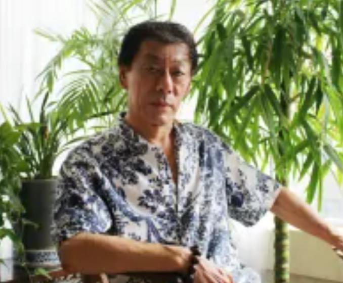 自幼随家父徐艺秋先生(潍坊工艺美术学校创始人之一)习画,得到家父
