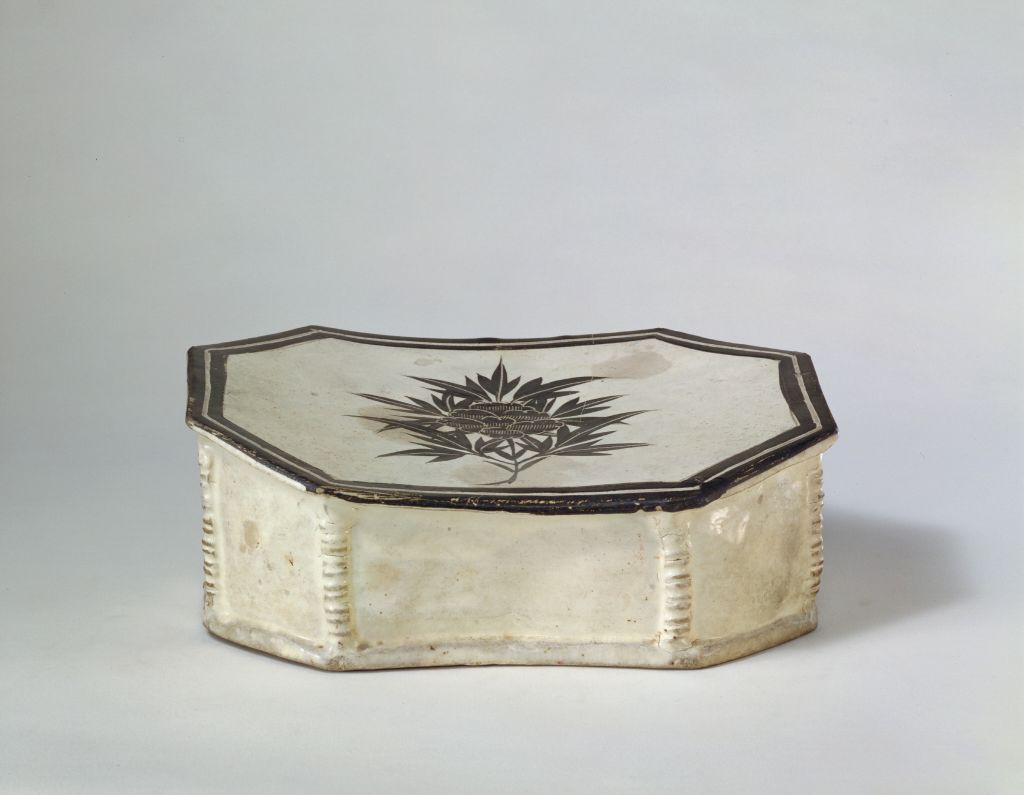 宋磁州窑白地黑花八方枕