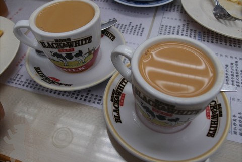  p>热鸳鸯奶茶是香港的一种饮品,因其丝滑的口感著名.