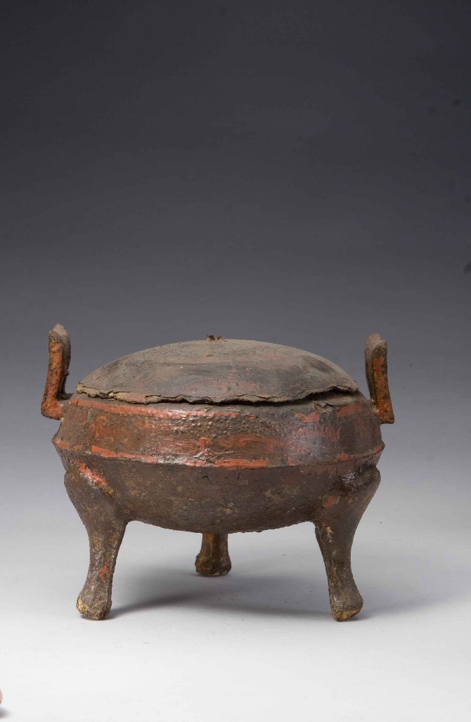 汉带盖彩绘铁鼎