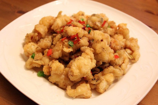 椒盐鲜鱿是一道美食,主要原料为 a target="_blank" href="/item/鱿鱼