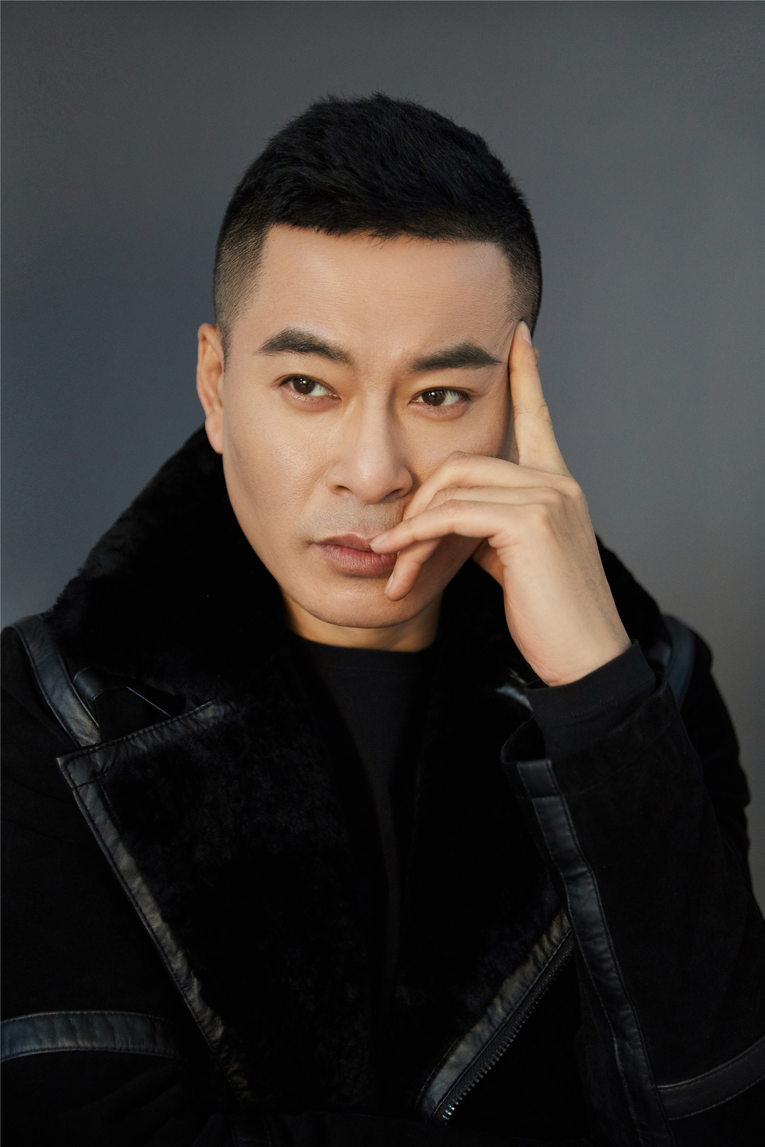 毕业于吉林省艺术学院戏剧系表演专业,中国内地男演员,主要作品有《 a