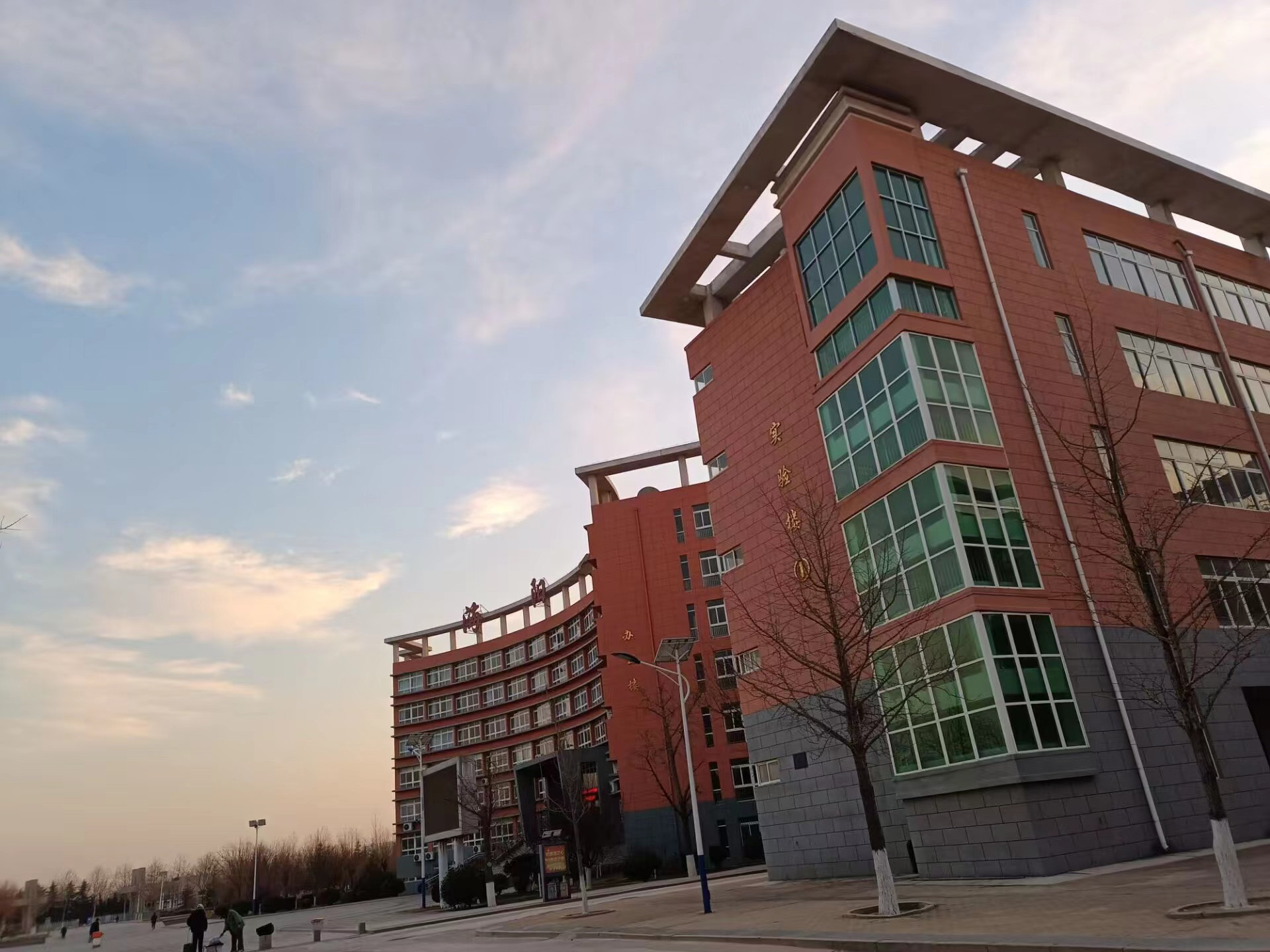  p data-id="gnhe3wbc65">山东省海阳市第一中学, i>简称"海阳一中" 