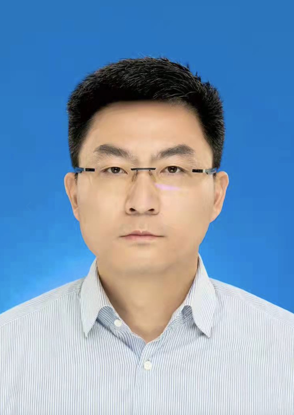 工学学士,中共党员,现任安徽省淮南市毛集实验区工委委员,政法委书记