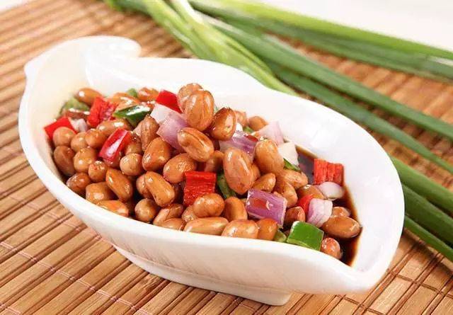  p>洋葱切丁,花生米过油,放入盐,味精或鸡精,少许糖,醋及个人喜好的