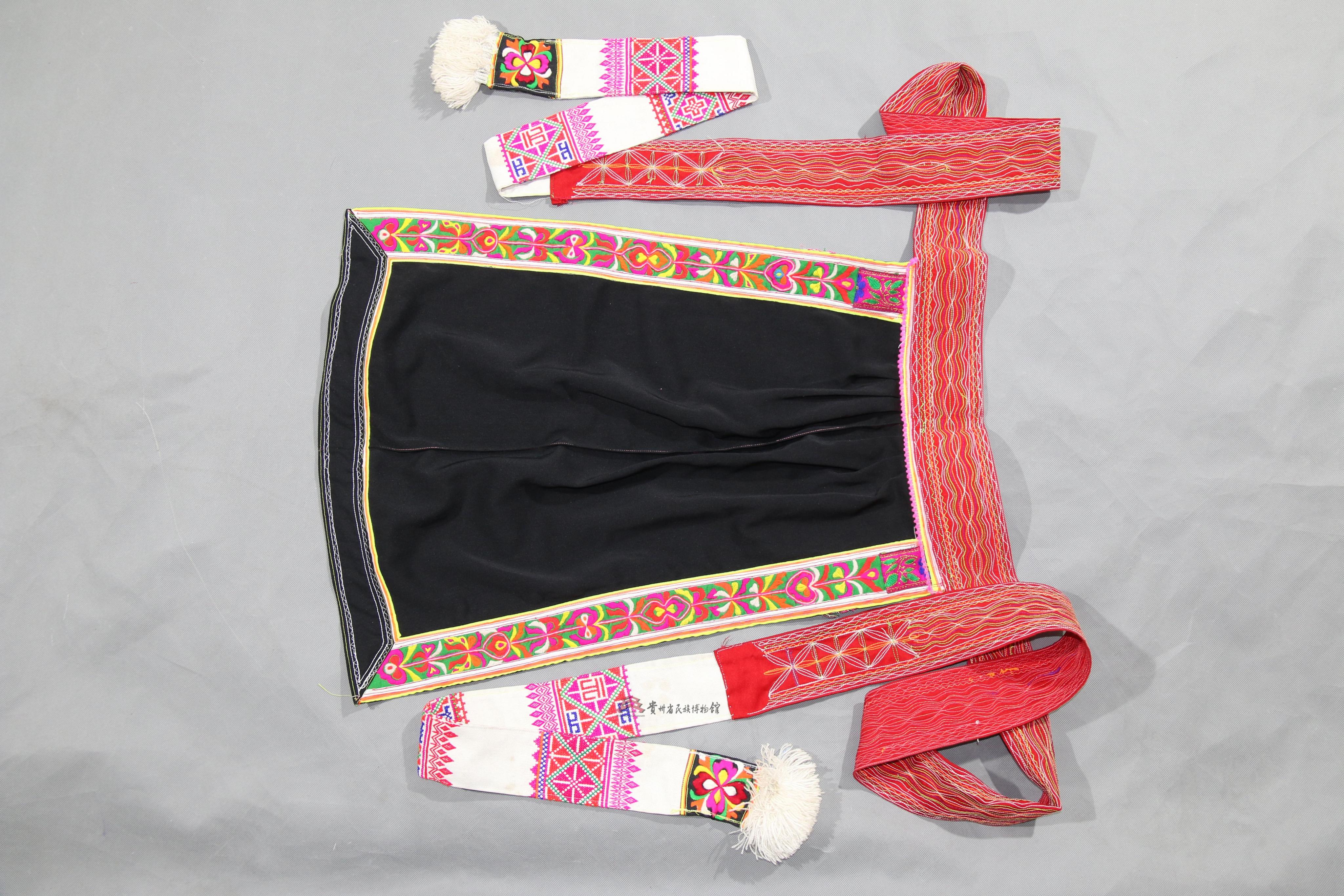 纹围腰是一件由贵州省民族博物馆通过征集而来的民族历史和文化藏品