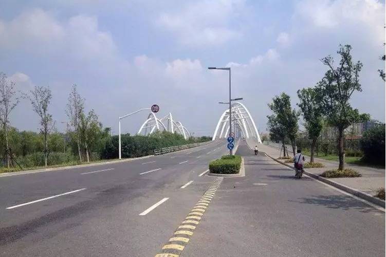  p>淀山湖大道是位于青浦区的一条道路. /p>