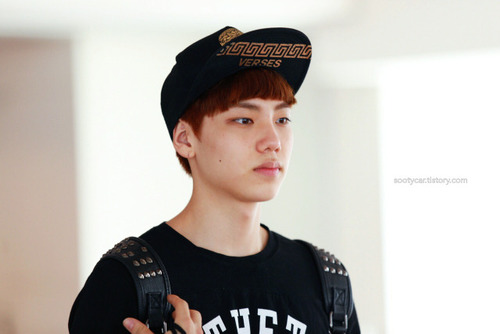 年4月8日推出的男子组合,由金成九,白明翰,任煐俊,alex四名成员组成