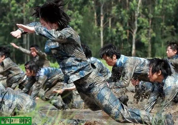请看到女军人“最好的一面”_百科TA说