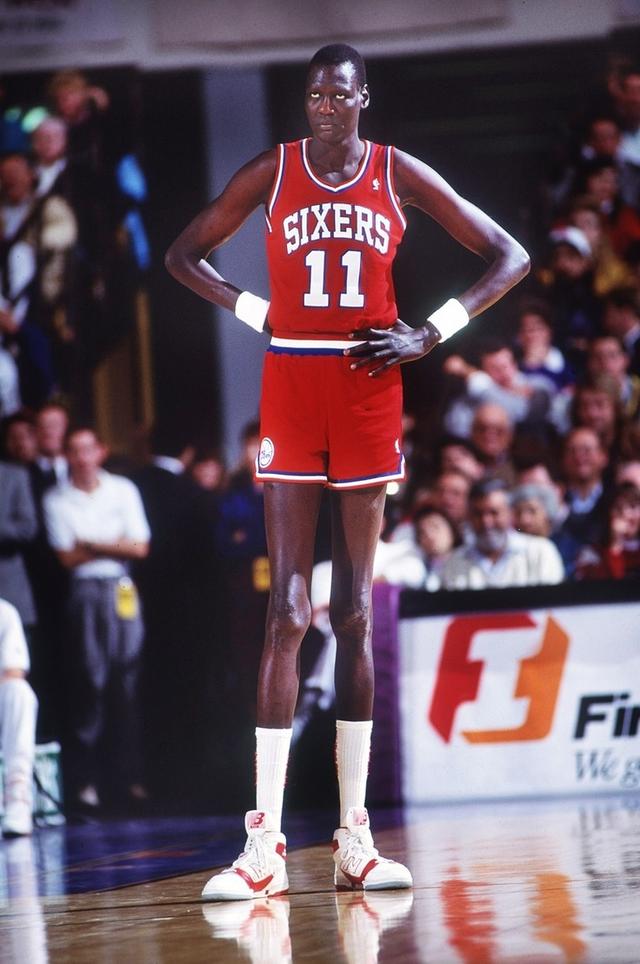  p>马努特·波尔(manute bol,1962年10月16日—2010年6月20日),出生于