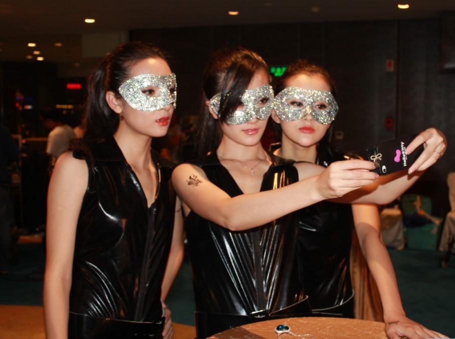  /p> p data-id="uo3y0v7ggnsw">该片讲述了超级美女三姐妹巧妙