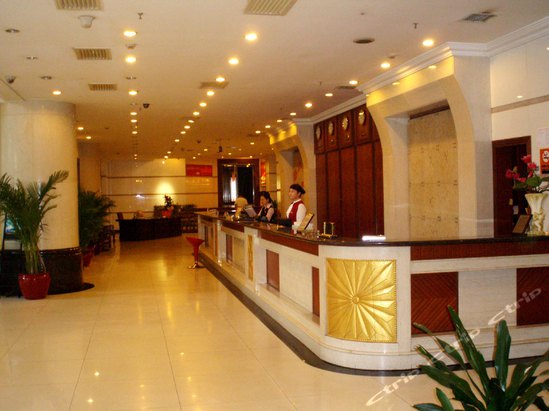 酒店设有中,高档客房,有大小会议室4个,设有西餐厅,咖啡厅,休闲中心等